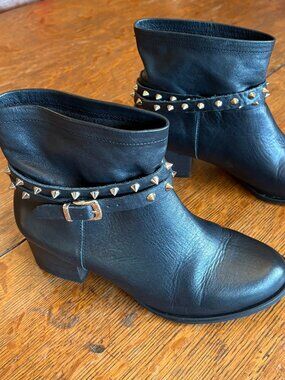 Matisse Rocker Ankle Boots Women’s 7.5M Black Leather Spike Studded Moto Pull On
